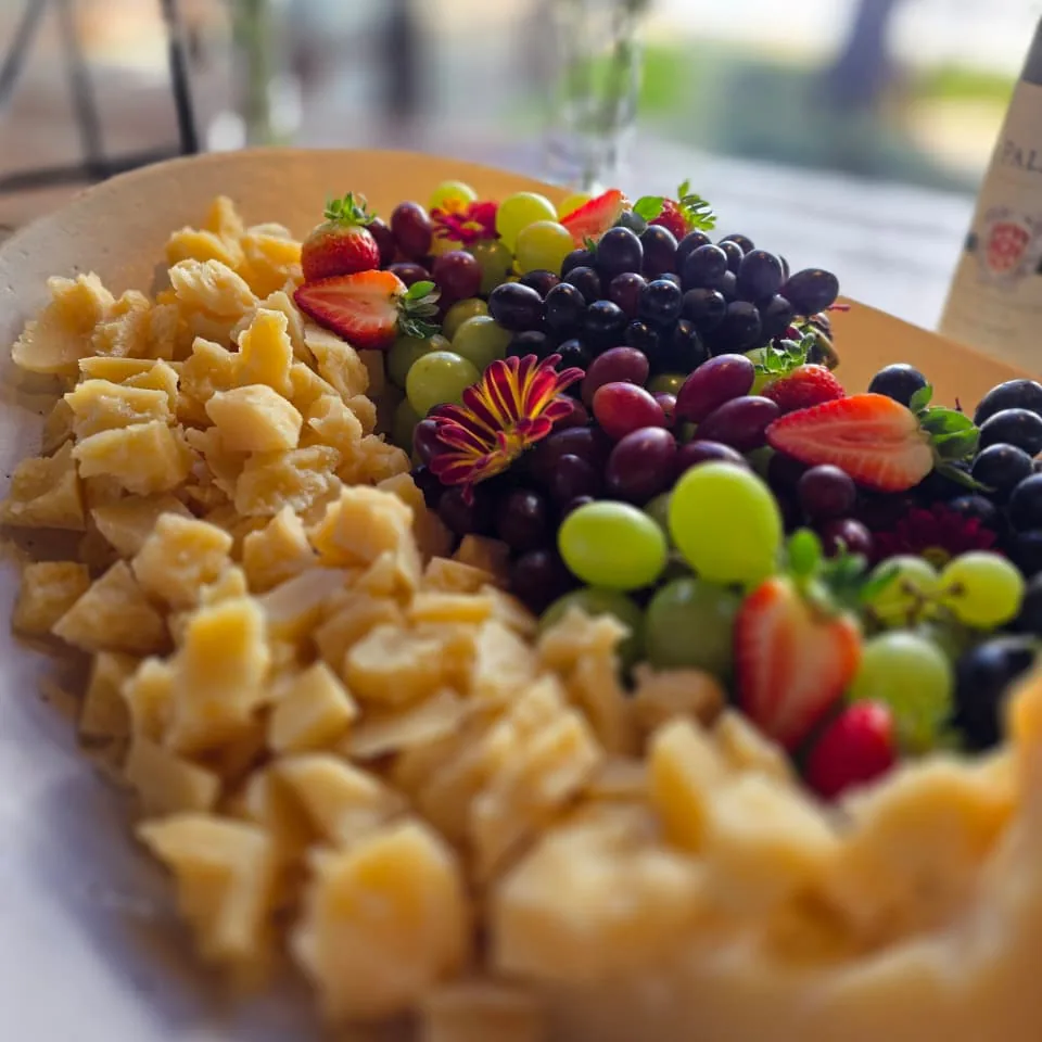 Tábua de queijos com uvas, morangos e flores comestíveis